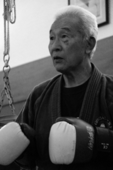 Descendant d'une ligné de samouraï, le Maître a été initié au Yoseikan Budo par son père, Minoru Mochizuki, pionnier de la discipline. Ce dernier était l'élève des fondateurs du judo (Jigoro Kano), du karaté Shotokan (Gichin Funakoshi) et de l’aïkido (Moriheï Ueshiba).